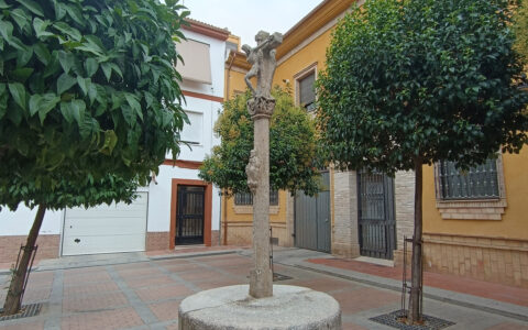 2 Cruceiro junto a antigua Iglesia de Santiago Apóstol